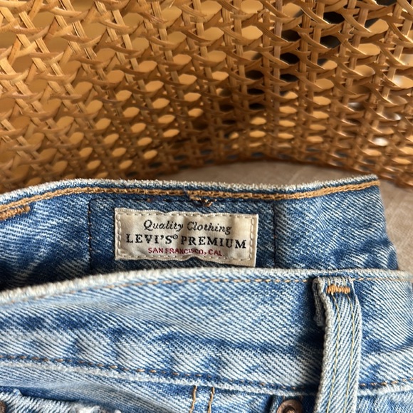 Levi’s 501 Crop Straight Medium Wash Distressed Rhinestone Jeans - Picture 8 of 9